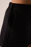 Short saia Camila preto em tafetá