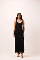 Vestido midi preto acetinado com transpasse e renda