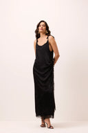 Vestido midi Luna preto acetinado com transpasse e barra de renda