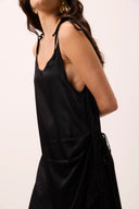 Vestido midi preto acetinado com transpasse e renda