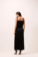Vestido midi preto acetinado com transpasse e renda