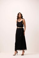 Vestido midi preto acetinado com transpasse e renda
