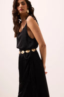 Vestido midi preto acetinado com transpasse e renda