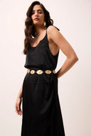 Vestido midi preto acetinado com transpasse e renda