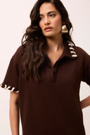 Blusa polo de tricô marrom com cordão contrastante na gola e nas mangas