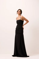 Vestido longo preto com corpo franzido e alças de cristais