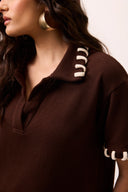 Blusa polo de tricô marrom com cordão contrastante