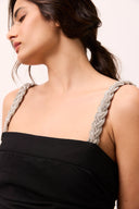 Vestido longo preto com corpo franzido e alças de cristais