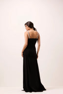 Vestido longo preto com corpo franzido e alças de cristais