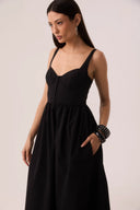 Vestido midi preto com corpo corselet e saia rodada