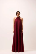 Vestido longo vinho em tule plissado frente única