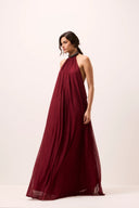 Vestido longo Paula vinho em tule plissado frente única com gola de cristais