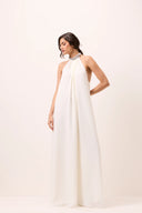 Vestido longo Paula off-white em mousseline frente única com gola de cristais