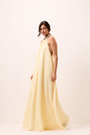 Vestido longo Paula amarelo manteiga em mousseline frente única com gola de cristais