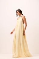 Vestido longo amarelo manteiga em mousseline frente única