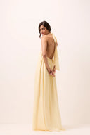 Vestido longo amarelo manteiga em mousseline frente única