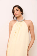 Vestido longo amarelo manteiga em mousseline frente única