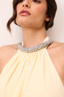 Vestido longo amarelo manteiga em mousseline frente única