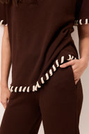 Blusa polo de tricô marrom com cordão contrastante