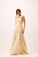 Vestido longo amarelo manteiga em viscose com corpo franzido