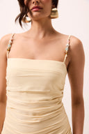 Vestido longo amarelo manteiga em viscose com corpo franzido