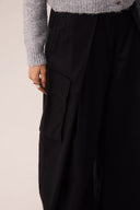 Calça maxi pantalona preta em sarja com pernas amplas