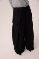 Calça maxi pantalona preta em sarja com pernas amplas