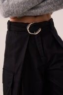 Calça maxi pantalona preta em sarja com pernas amplas