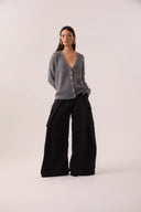 Calça maxi pantalona preta em sarja com pernas amplas