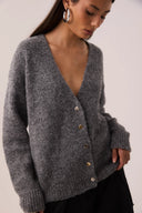 Cardigan oversized de tricô de lã cinza com botões bicolores