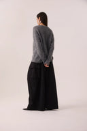 Calça maxi pantalona preta em sarja com pernas amplas