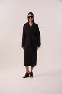 Casaco trench coat curto corta-vento preto com cinto