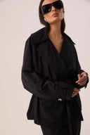 Casaco trench coat curto preto oversized com gola ampla, transpasse e cinto