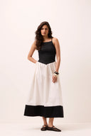 Vestido midi Gabriela preto e branco em tricoline com corpo franzido e saia rodada