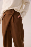 Calça de alfaiataria caramelo de cintura alta com cós transpassado