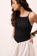 Vestido midi preto e branco em tricoline com saia rodada