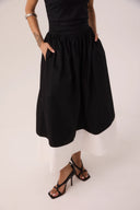 Saia midi classic bicolor preto e branco de cintura alta com bolsos