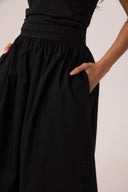 Saia midi classic bicolor preto e branco de cintura alta com bolsos