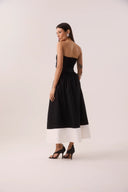 Saia midi classic bicolor preto e branco de cintura alta com bolsos