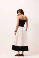 Vestido midi preto e branco em tricoline com saia rodada
