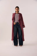 Casaco trench coat longo vinho em organza transparente com cinto