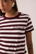 Camiseta listrada vinho e branca em algodão