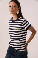 Camiseta listrada azul marinho e branca em algodão