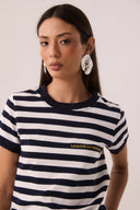Camiseta listrada azul marinho e branca em algodão com bordado dourado 'Made in Brasil'