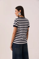 Camiseta listrada azul marinho e branca em algodão