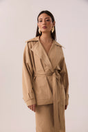 Casaco trench coat curto caqui oversized com gola ampla, transpasse e cinto