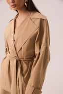 Casaco trench coat curto caqui com cinto