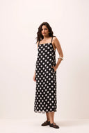 Vestido midi de poá preto e branco fluido
