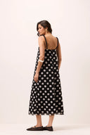 Vestido midi de poá preto e branco fluido