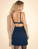 Vestido curto em jeans azul escuro com decote reto